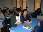 Студенты выполняют шепотной перевод на китайский язык.